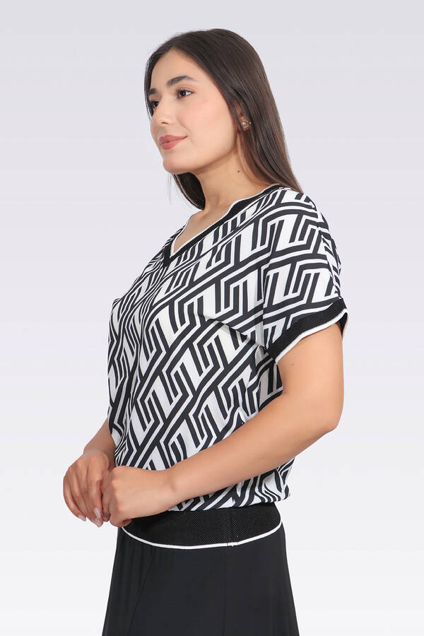 10389 ŞERİT DETAYLI DESENLİ BLUZ