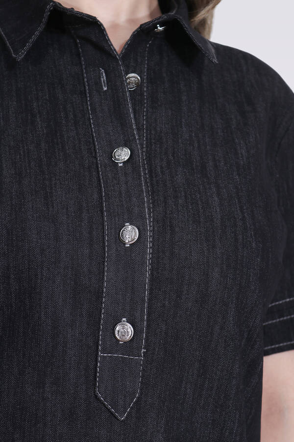 40218 ŞIK DÜĞME DETAYLI MİDİ BOY KISA KOL DENİM ELBİSE